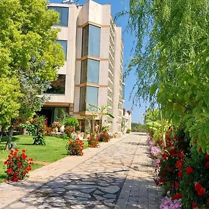 Hotel Different, Divjake
